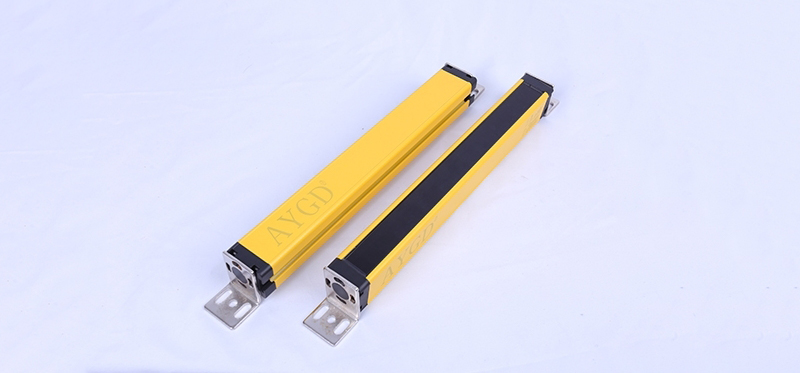 安全光栅中的投光器的作用是什么？